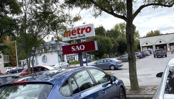 Metro Plouffe Bedford -  Parking - Bedford